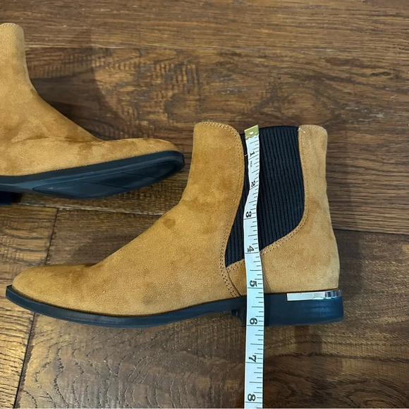 Nine West Cognac Honey Suede Chelsea Ankle Bootie with Gold detail size 9 M - Picture 9 of 11